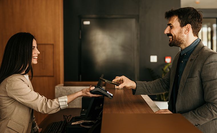 Brezstično plačevanje s telefonom ali pametno uro 