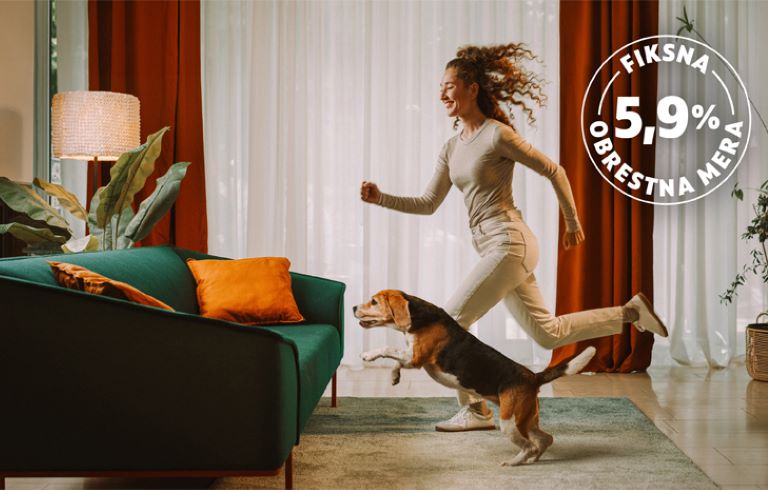 Dekle v bež oblačilih in kužek tečeta k zelenemu kavču. V prostoru so luč, velike rastline in zavese. Na sliki je besedilo: 