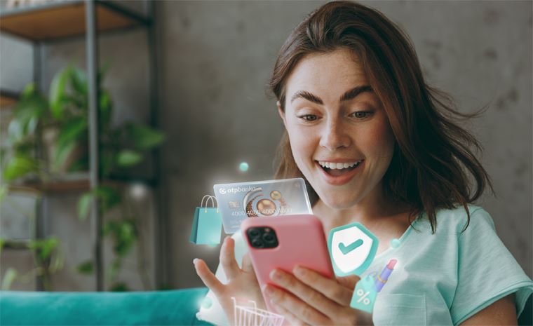 Dekle gleda v roza telefon. Okrog so ikone: vrečka, šminka, nakupovalni voziček, odstotek, bančna kartica, kljukica. V ozadju so vidne rastline.