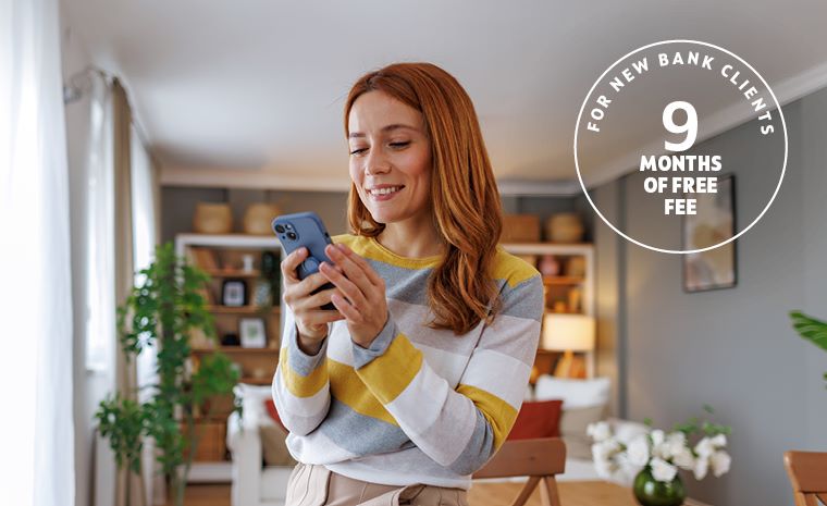 Dekle s pametnim telefonom v dnevni sobi.