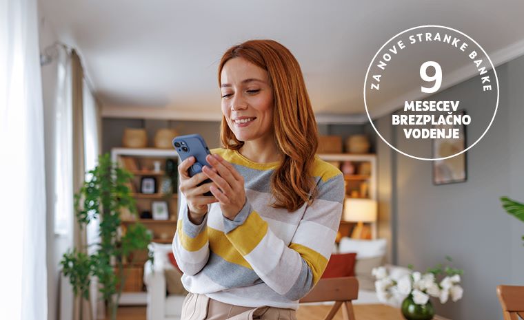 Dekle s pametnim telefonom v dnevni sobi.