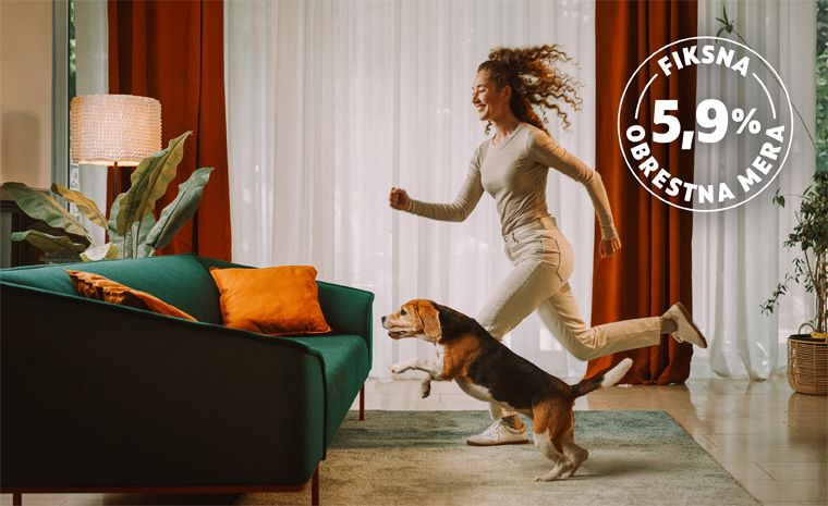 Dekle v bež oblačilih in kužek tečeta k zelenemu kavču. V prostoru so luč, velike rastline in zavese. Na sliki je besedilo: "Fiksna 5,9% obrestna mera."