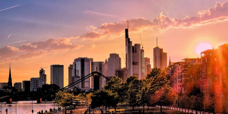 stolpnice-mesto in park z igriščem