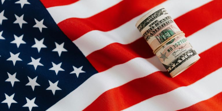 Ameriška zastava s svežnjem dolarjev