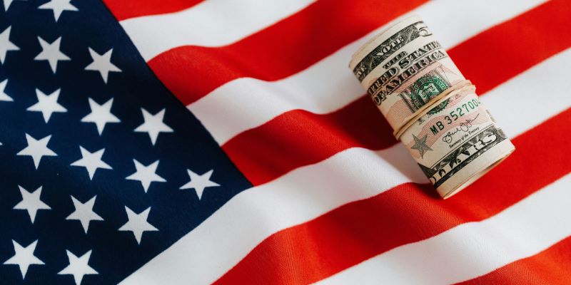ameriška zastava s svežnjem dolarjev