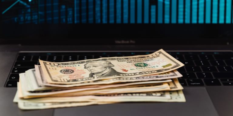 ameriški bankovci na tipkovnici ameriški bankovci na tipkovnici