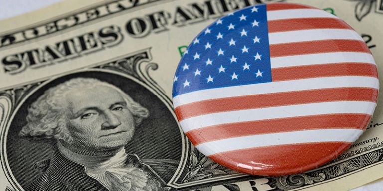 Ameriški bankovec s priponko ameriške zastave Ameriški bankovec s priponko ameriške zastave