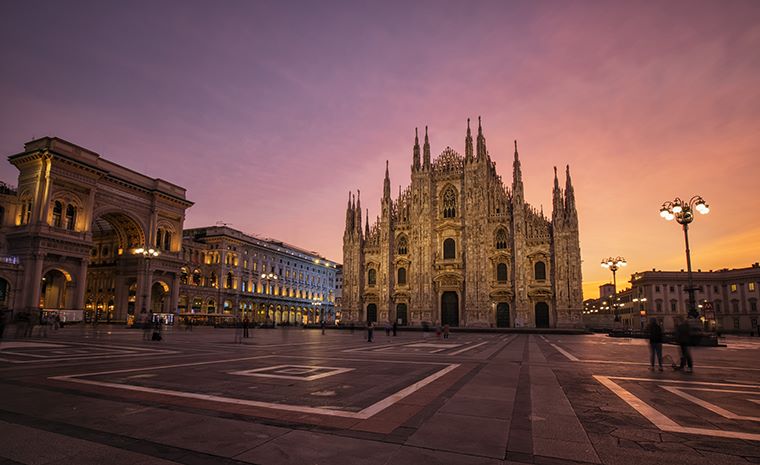 Milanska stolnica ob sončnem zahodu.