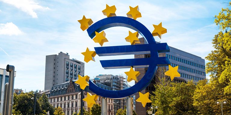 »Bi morala biti ECB bolj agresivna?« »Bi morala biti ECB bolj agresivna?«