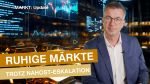 Moški v modri obleki in beli srajci sedi pred ozadjem z grafi finančnih trgov. V zgornjem levem kotu je napis 'MARKT: Update'. Spodaj je zapisan naslov videa RUHIGE MÄRKTE TROTZ NAHOST-ESKALATION