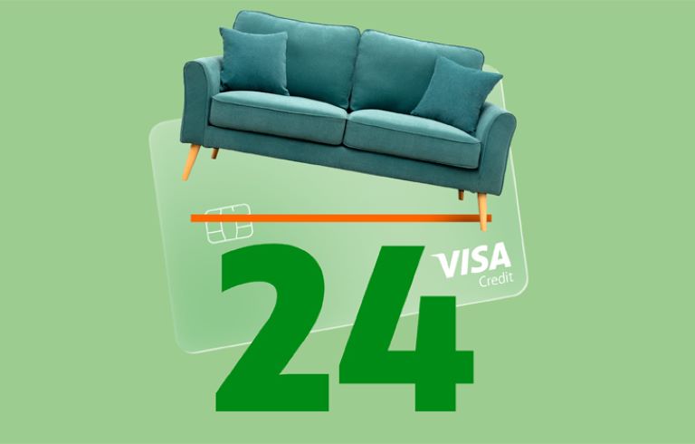 Modra sedežna garnitura, postavljena na plačilno kartico Visa. Pod garnituro in kartico je v velikih zelenih številkah zapisana številka 24.