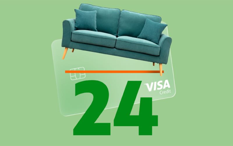 Modra sedežna garnitura, postavljena na plačilno kartico Visa. Pod garnituro in kartico je v velikih zelenih številkah zapisana številka 24.