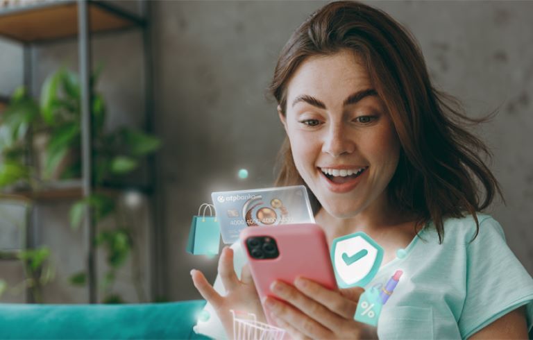 Dekle gleda v roza telefon. Okrog so ikone: vrečka, šminka, nakupovalni voziček, odstotek, bančna kartica, kljukica. V ozadju so vidne rastline.