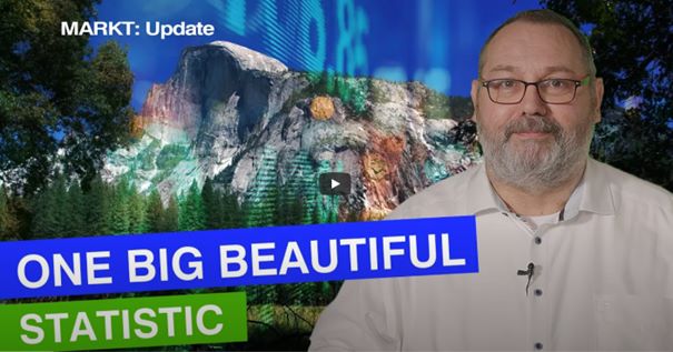 slika moškega z očali v ozadju gore