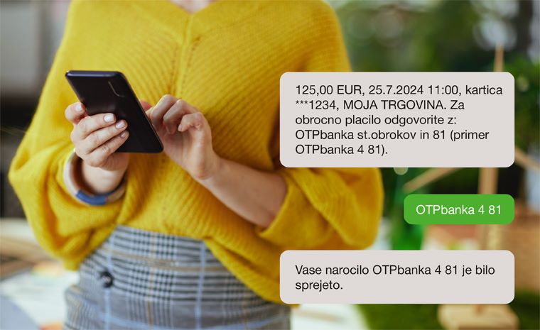 Oseba v rumenem puloverju uporablja pametni telefon. Na desni strani je prikaz varnostnega SMS sporočila s postopkom plačila na obroke.