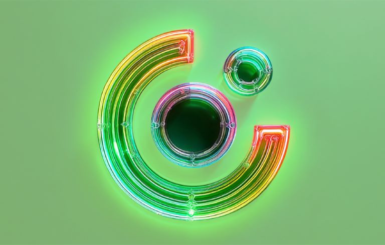 Logotip OTP banke v neonskih barvah na zeleni podlagi, sestavljen iz dveh žarečih barvitih geometrijskih oblik.