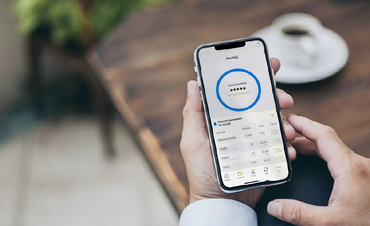 Pametni telefon z aplikacijo za upravljanje portfelja.