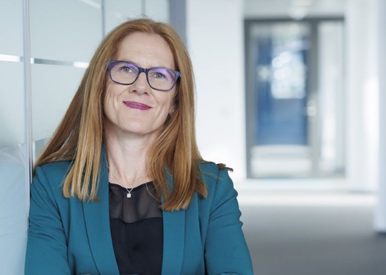 slika ženske z očali