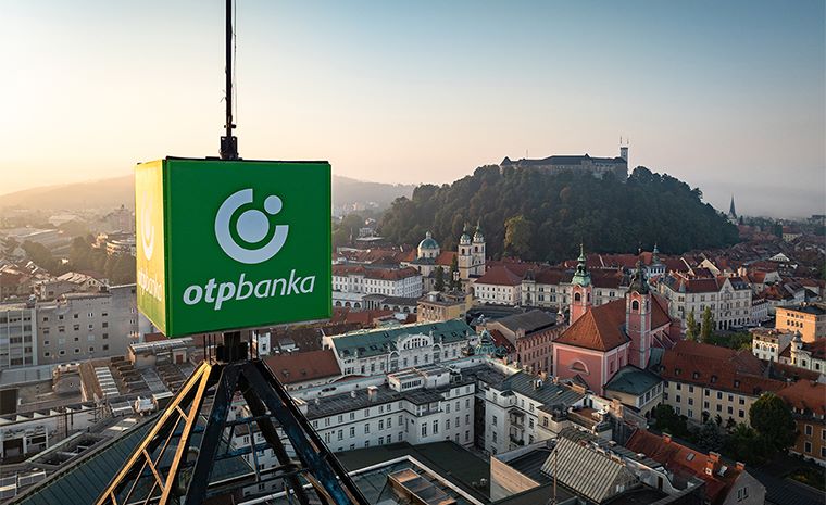 Poslovna stavba OTP banke na Ajdovščini 4, s pogledom na Ljubljanski grad