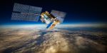 Satelit s sončnimi paneli kroži nad Zemljo.jpg?master=45