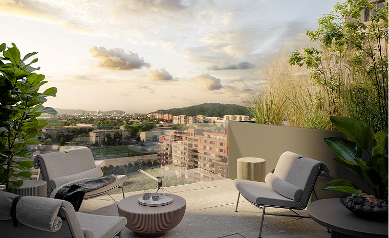 Sodobna zunanja terasa s tremi oblazinjenimi stoli, majhno okroglo mizo in pogledom na mesto.