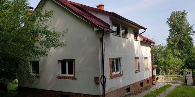 stanovanjska hiša z gospodarskim poslopjem na naslovu šafarsko 37, razkrižje