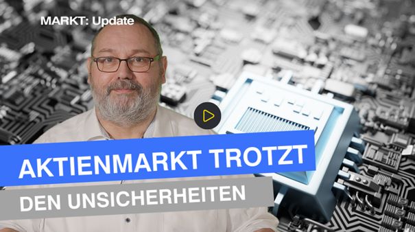 moški z očali v ozadju vezje čipa