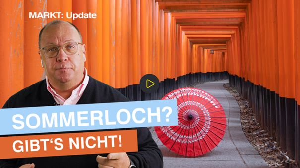 Moški pred vhodom v japonsko svetišče. Na poti je viden rdeč dežnik. Na sliki je napis v nemščini Sommerloch? Gibt`s nicht!