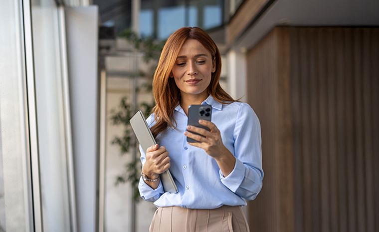 Uporaba mobilne aplikacije za pregled in upravljanje individualnega naložbenega računa.