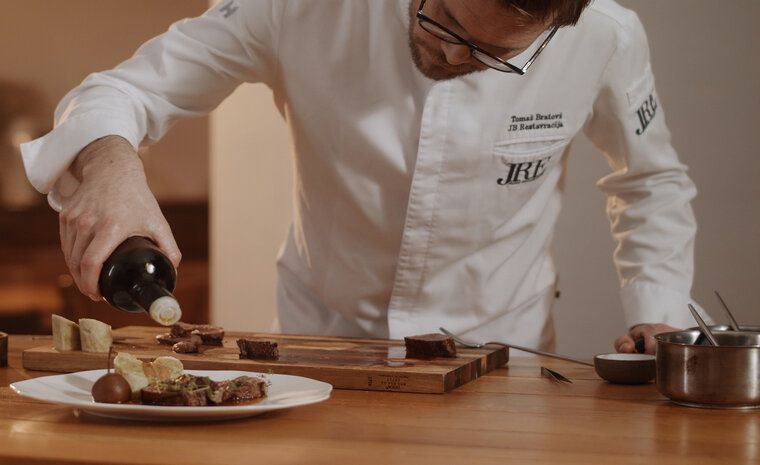 Utrip kulinaričnih doživetij z idejami za praznično večerjo v sodelovanju z JRE