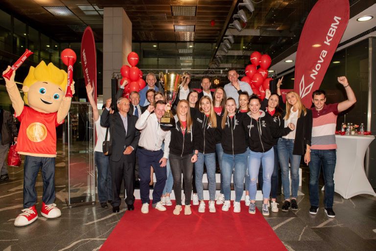 V poslovalnici Nove KBM s ponosom sprejeli državne prvakinje v odbojki V poslovalnici Nove KBM s ponosom sprejeli državne prvakinje v odbojki