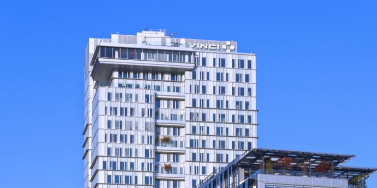 Pogled na stolpnico z napisom Vinci